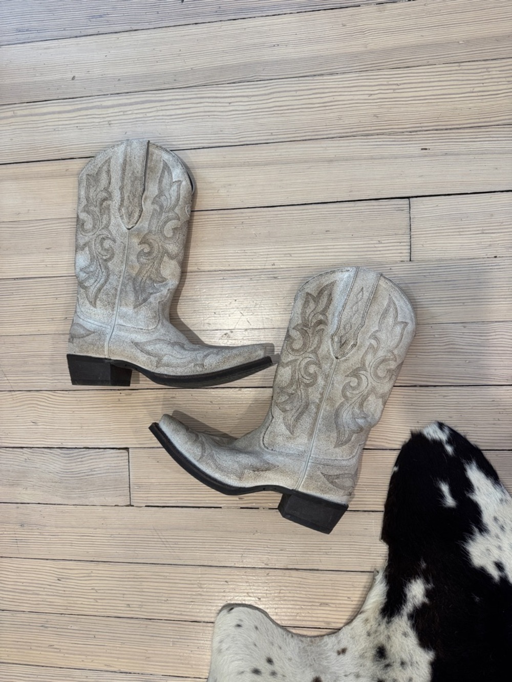 Ariat White Embroidered Western Cowboy Boots